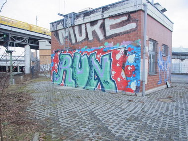 Graffiti Bombing - Photo by staubsauger - run, more, berlin