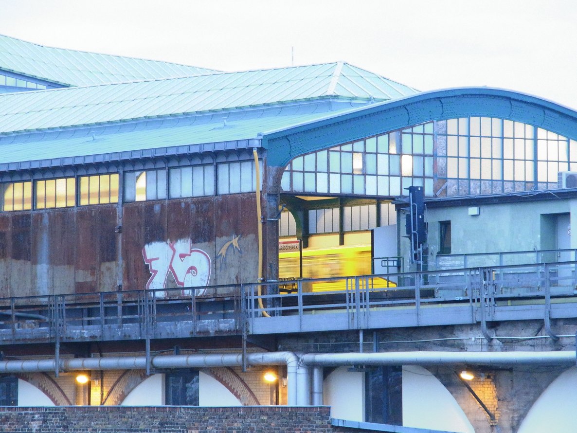 Graffiti Bombing - Photo by staubsauger - 75, monte, berlin