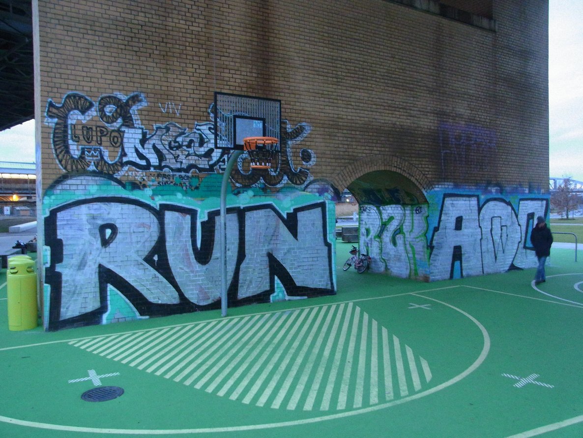 Graffiti Bombing - Photo by staubsauger - run, aoc, berlin