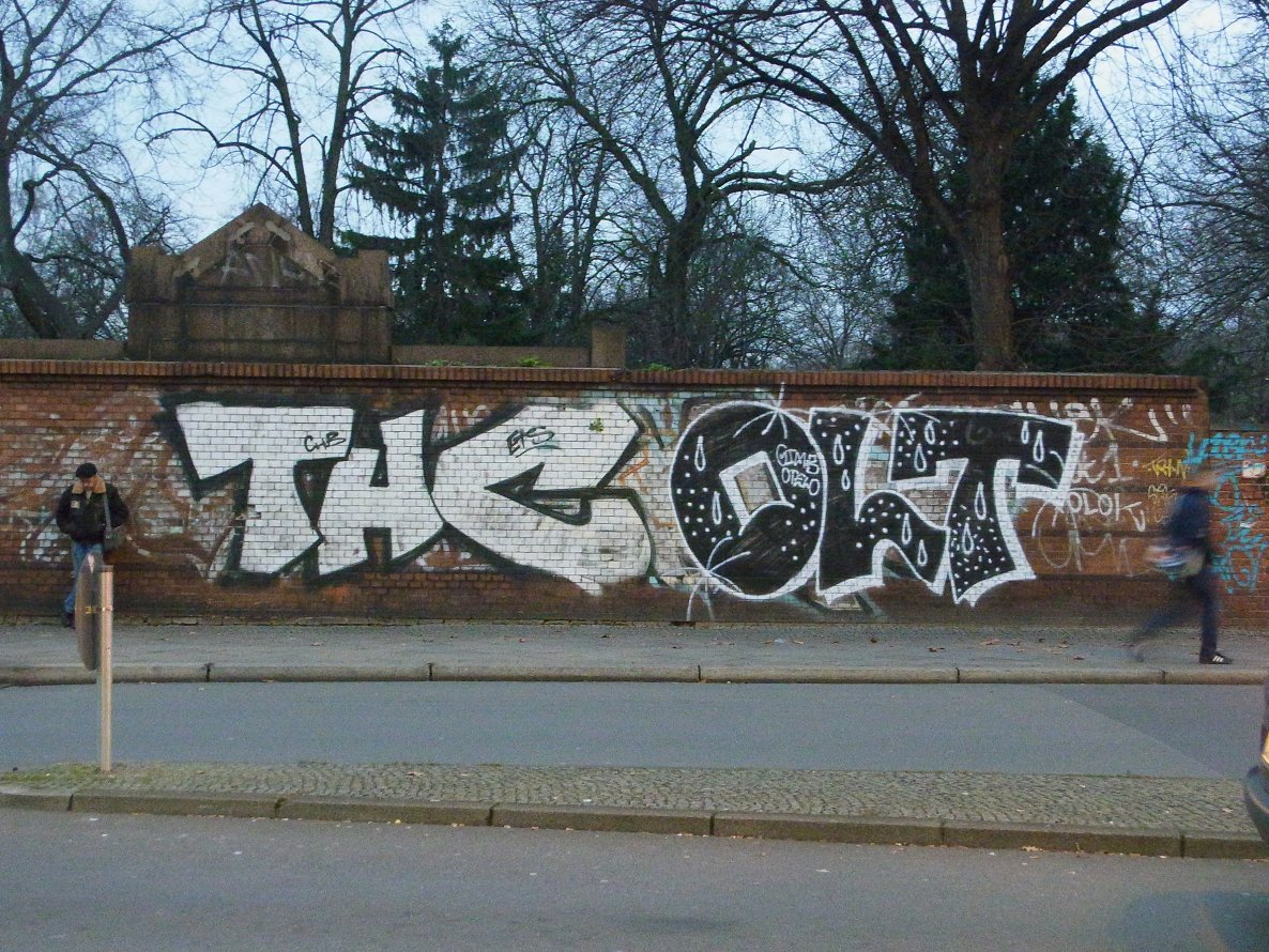 Graffiti Bombing - Photo by staubsauger - thc, olt, berlin
