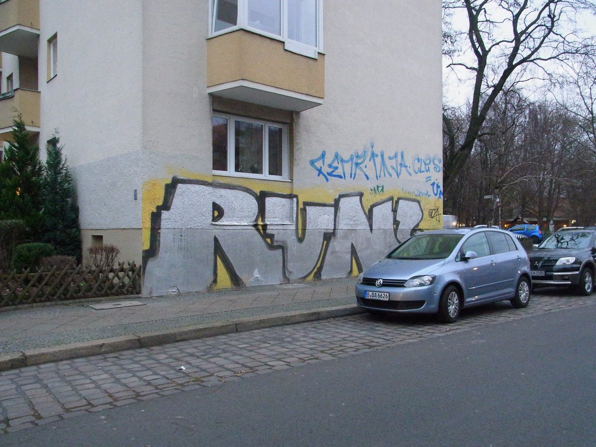 Graffiti Bombing - Photo by staubsauger - run, berlin