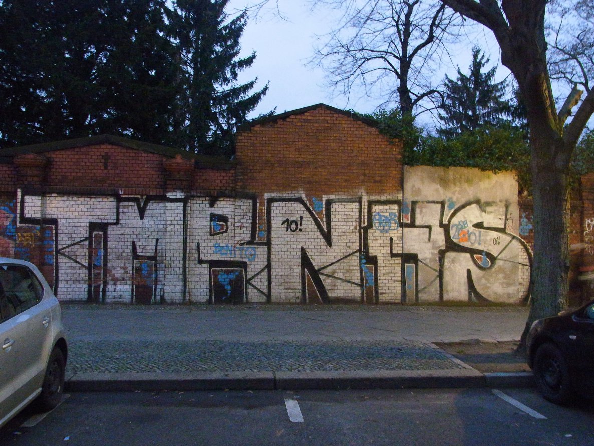 Graffiti Bombing - Photo by staubsauger - tmr, nhs, berlin