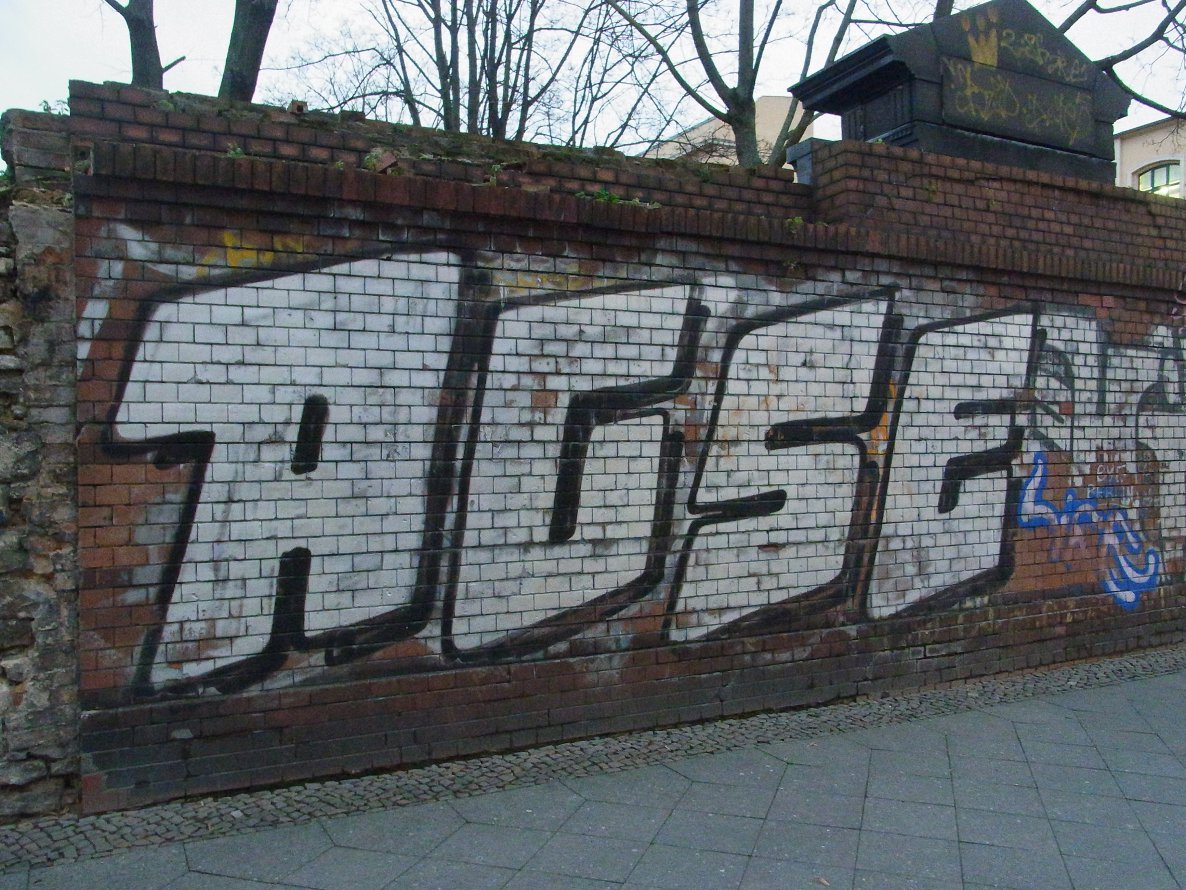 Graffiti Bombing - Photo by staubsauger - acse, berlin