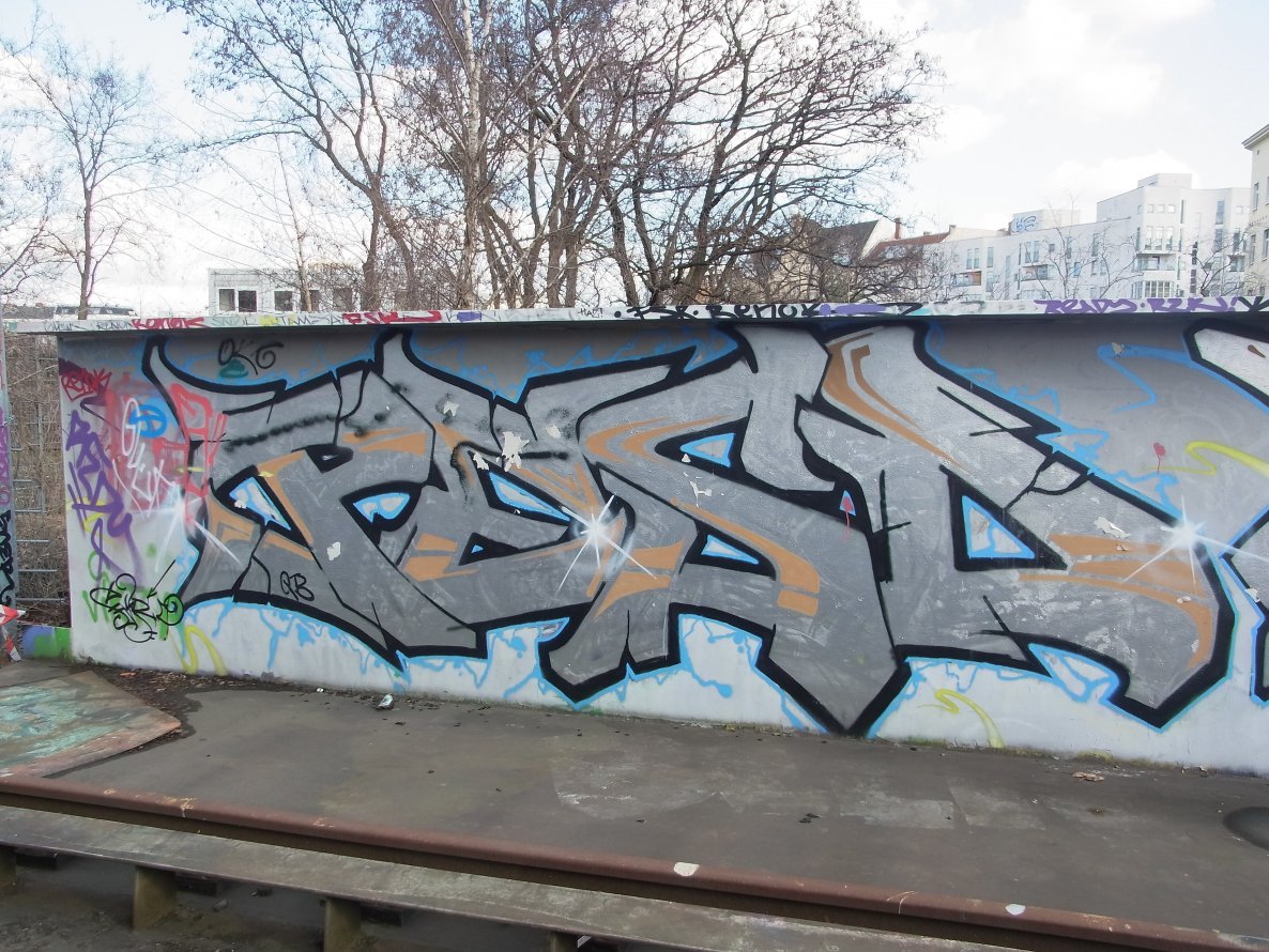 Graffiti Bombing - Photo by staubsauger - Pesd, QB, berlin