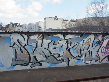 Graffiti Bombing - Photo by staubsauger - Skim, Berlin