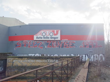 Graffiti Bombing - Photo by staubsauger - steez, zonke, 1973