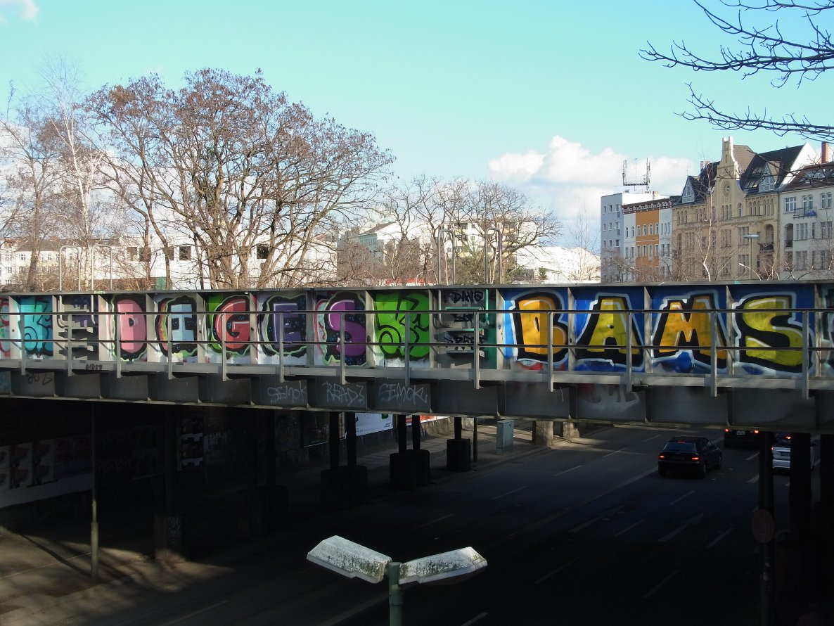 Graffiti Bombing - Photo by staubsauger - Diges, Bams, Berlin