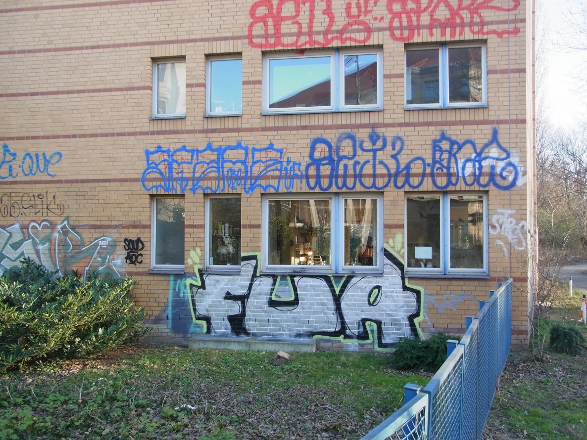 Graffiti Bombing - Photo by staubsauger - fua, berlin