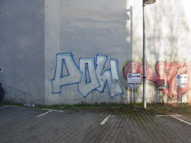 Graffiti Bombing - Photo by staubsauger - Pow, berlin