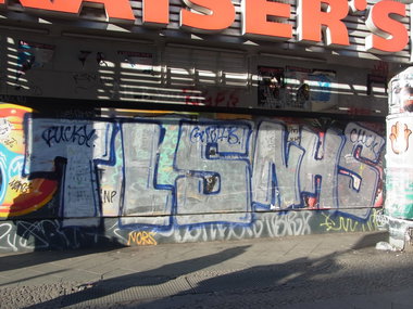 Graffiti Bombing - Photo by staubsauger - tls, nhs, berlin