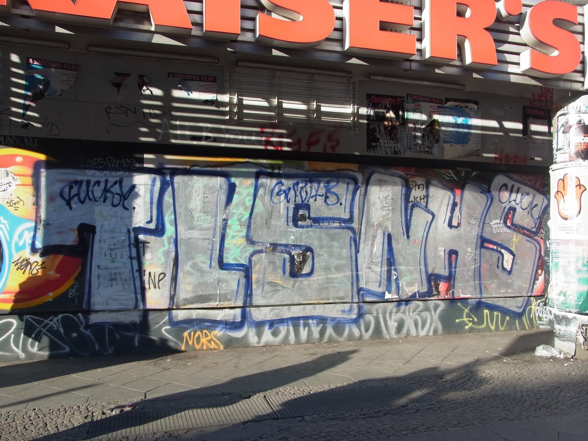 Graffiti Bombing - Photo by staubsauger - tls, nhs, berlin