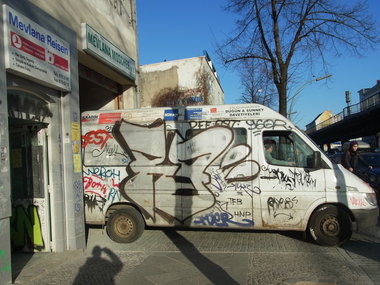 Graffiti Bombing - Photo by staubsauger - ra, rask, berlin
