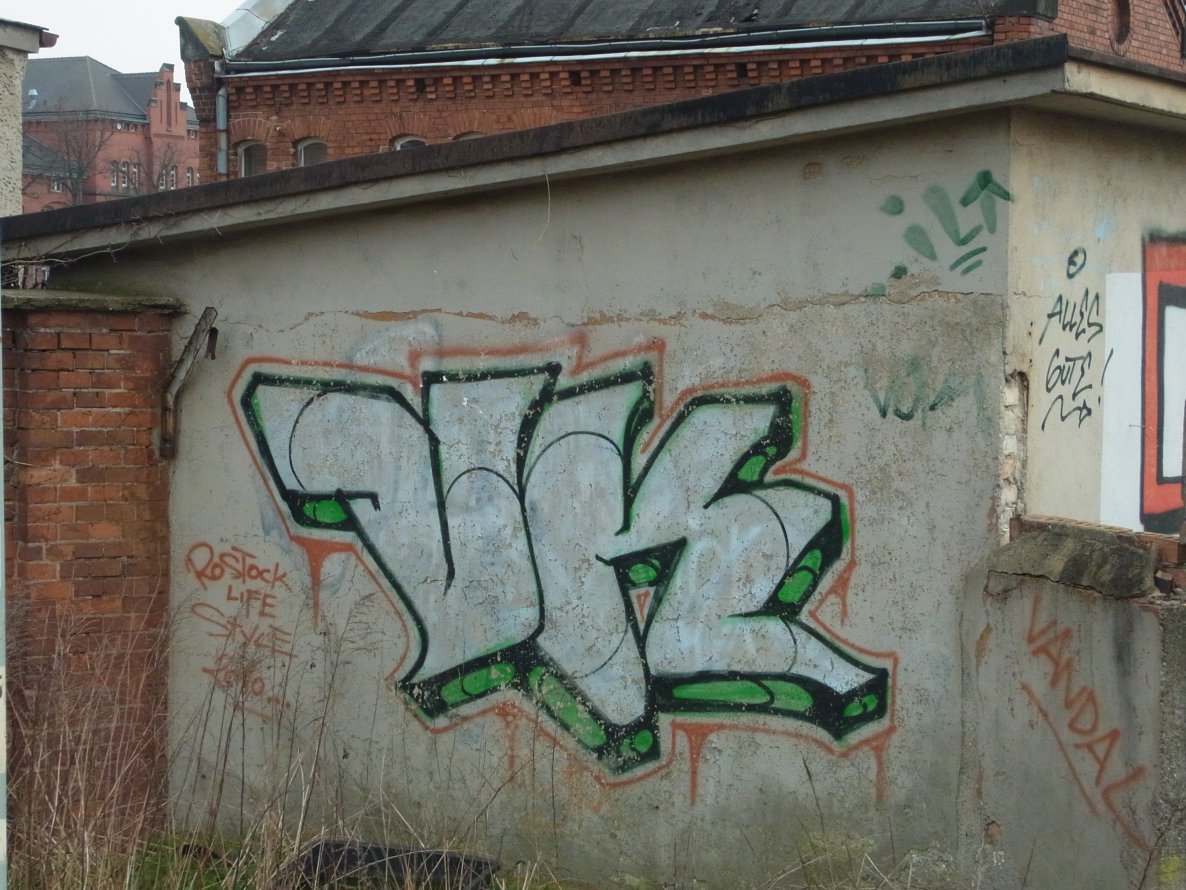 Graffiti Bombing - Photo by staubsauger - vk, rostock