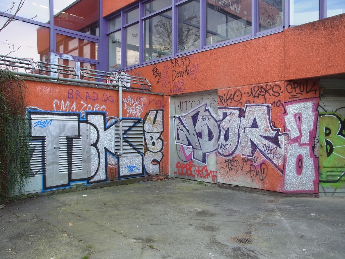 Graffiti Bombing - Photo by staubsauger - tbk, ndor, no