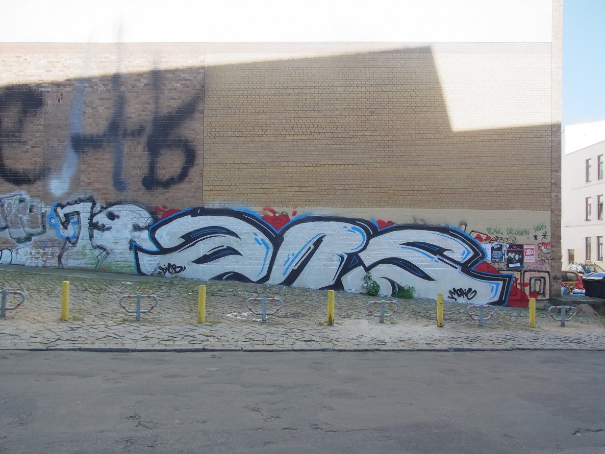 Graffiti Bombing - Photo by staubsauger - ans, rostock