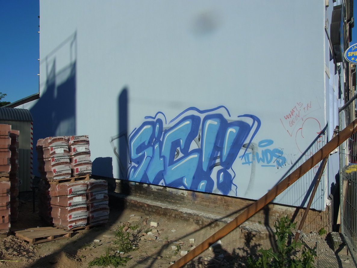 Graffiti Bombing - Photo by staubsauger - sic, rostock