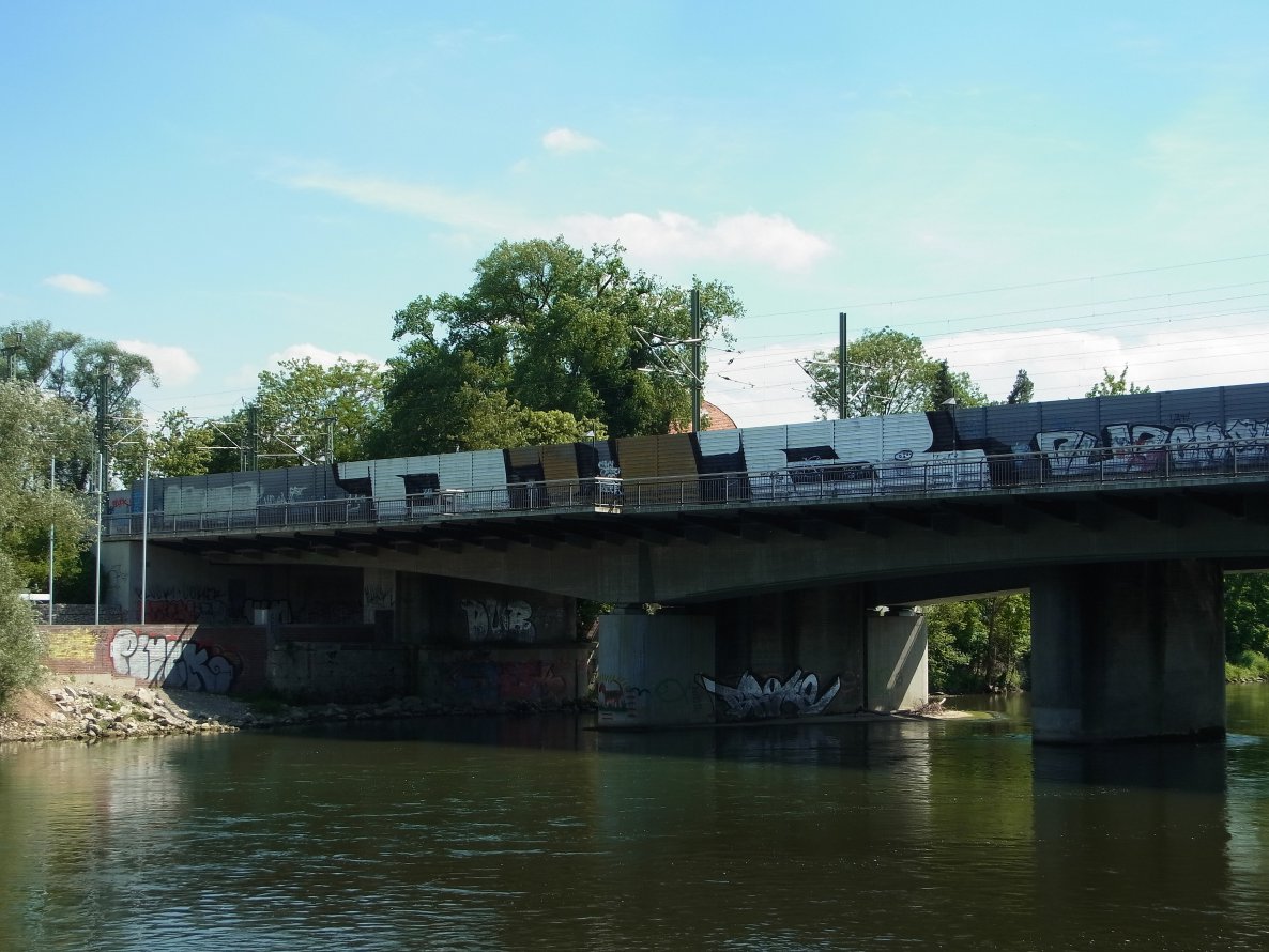 Graffiti Bombing - Photo by staubsauger - Dub, broke, pluck