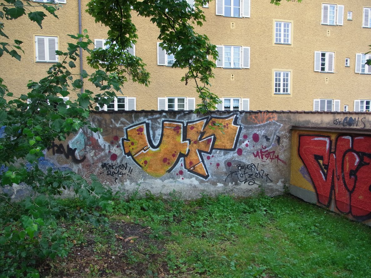 Graffiti Bombing - Photo by staubsauger - uf97, ultras, Frankfurt