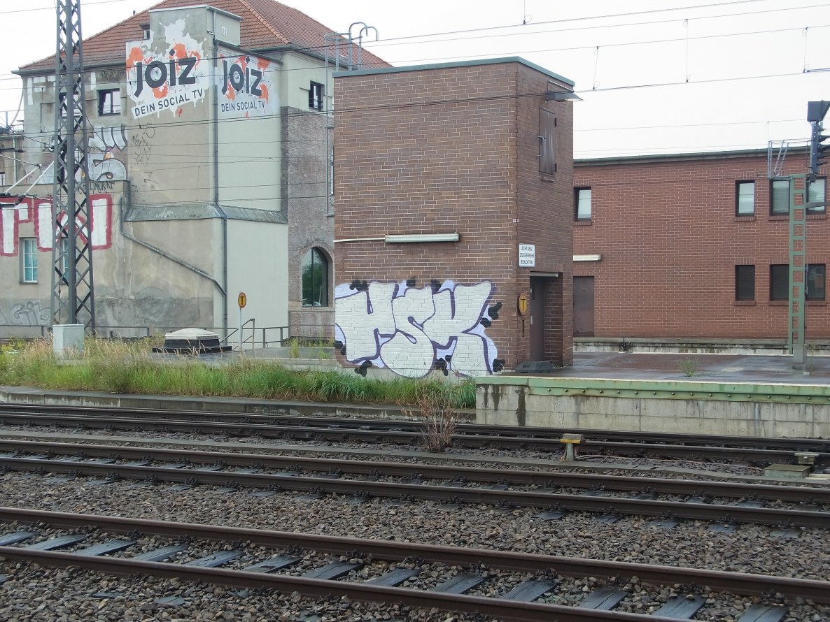 Graffiti Bombing - Photo by staubsauger - hsk, berlin