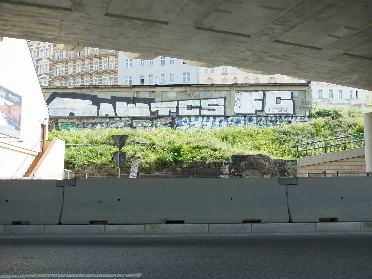 Graffiti Bombing - Photo by staubsauger