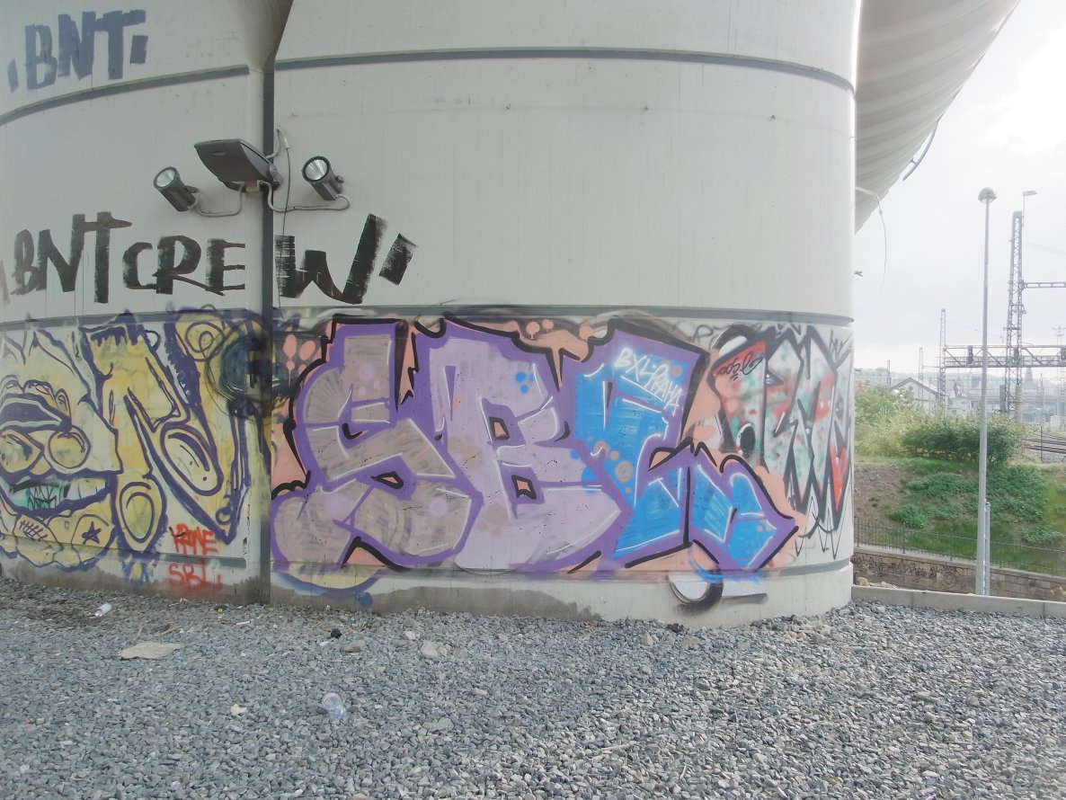 Graffiti Bombing - Photo by staubsauger - sbl, prag