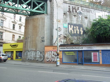 Graffiti Bombing - Photo by staubsauger - oipse, ek, kiss