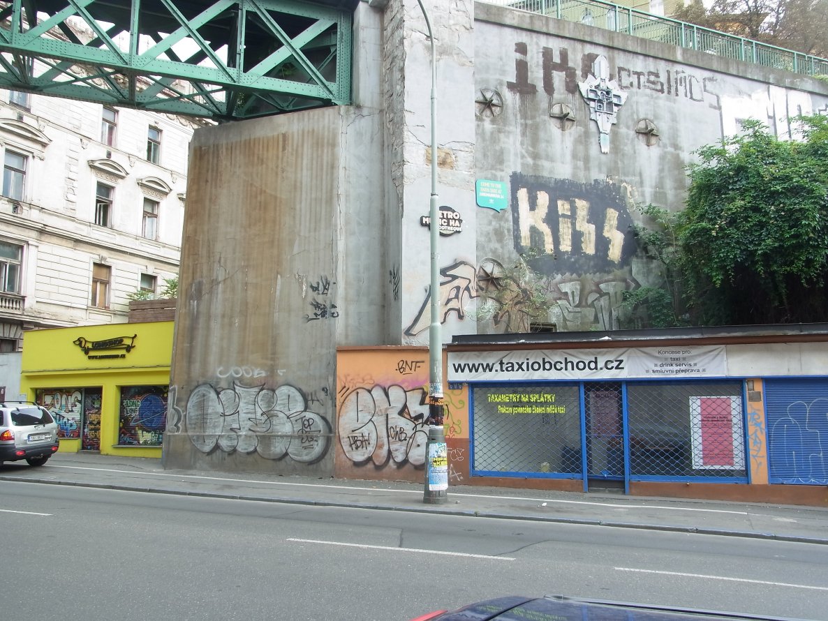 Graffiti Bombing - Photo by staubsauger - oipse, ek, kiss