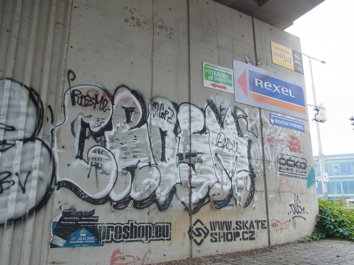 Graffiti Bombing - Photo by staubsauger - crosme, prag