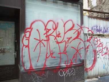 Graffiti Bombing - Photo by staubsauger - obies, prag