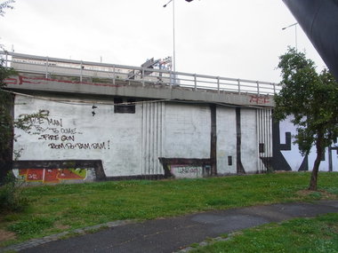 Graffiti Bombing - Photo by staubsauger - top, prag