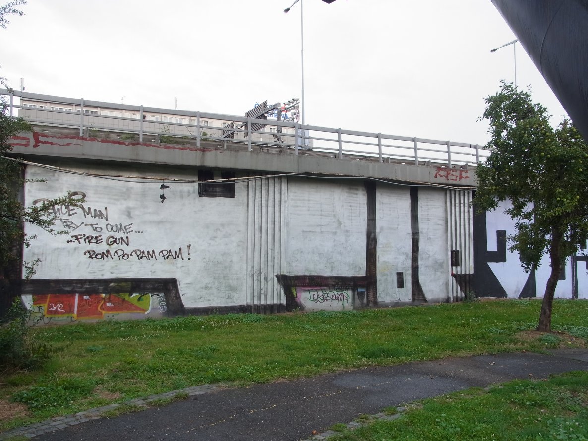 Graffiti Bombing - Photo by staubsauger - top, prag