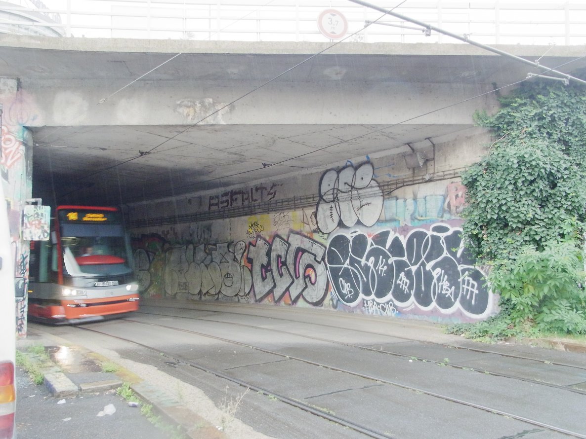 Graffiti Bombing - Photo by staubsauger - tcs, t-ups, prag