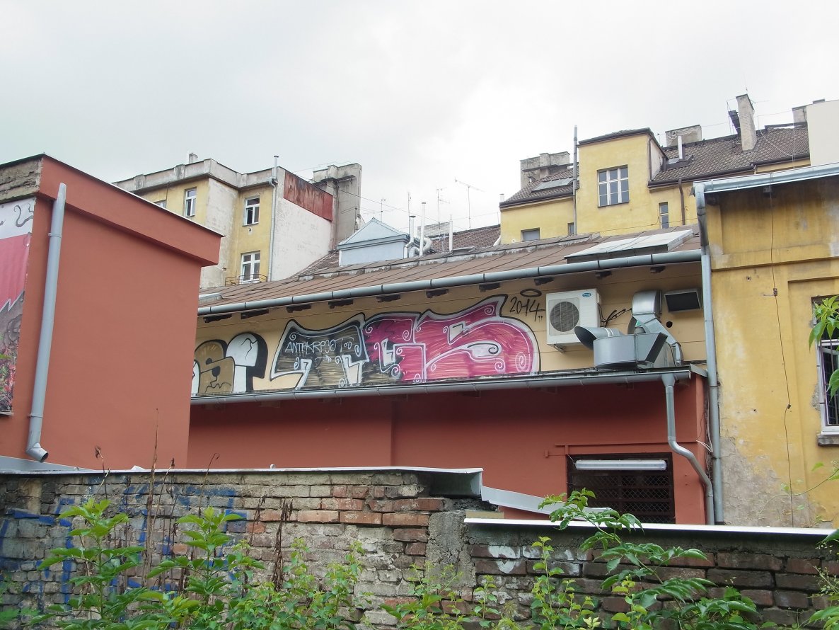 Graffiti Bombing - Photo by staubsauger - tcs, prag