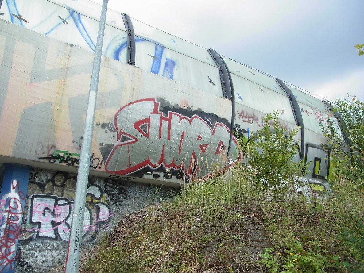 Graffiti Bombing - Photo by staubsauger - sword, prag