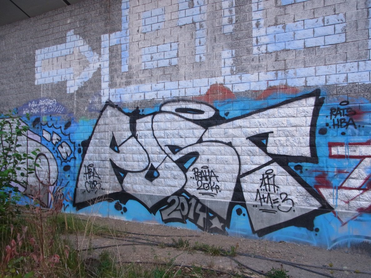 Graffiti Bombing - Photo by staubsauger - Post, prag