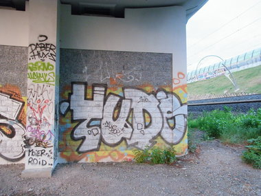 Graffiti Bombing - Photo by staubsauger - yudo, prag