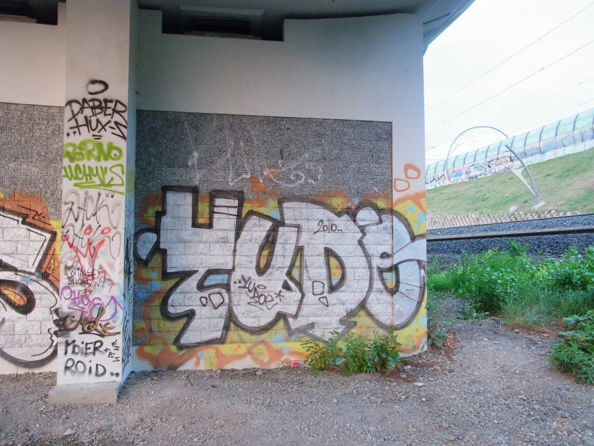 Graffiti Bombing - Photo by staubsauger - yudo, prag