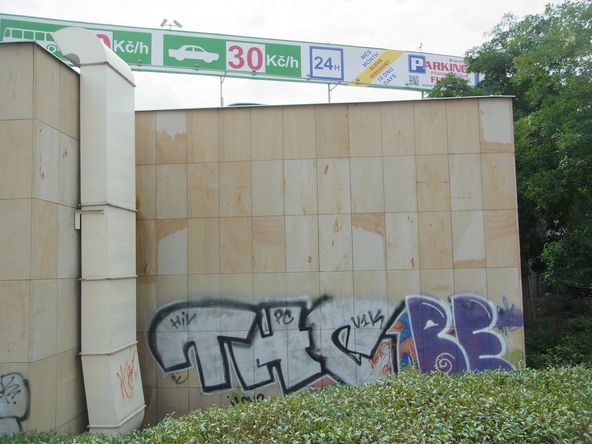 Graffiti Bombing - Photo by staubsauger - thc, be, prag