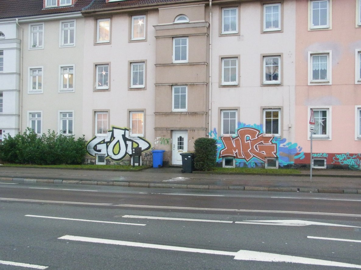 Graffiti Bombing - Photo by staubsauger - GOD, MFG, Rostock