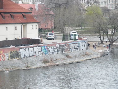 Graffiti Bombing - Photo by staubsauger - Gee, NUT, Breg