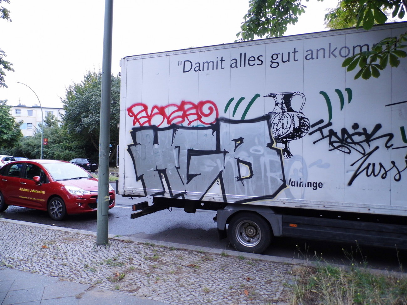 Graffiti Bombing - Photo by staubsauger - HGB, Berlin