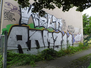Graffiti Bombing - Photo by staubsauger - RDM, 911, Welt