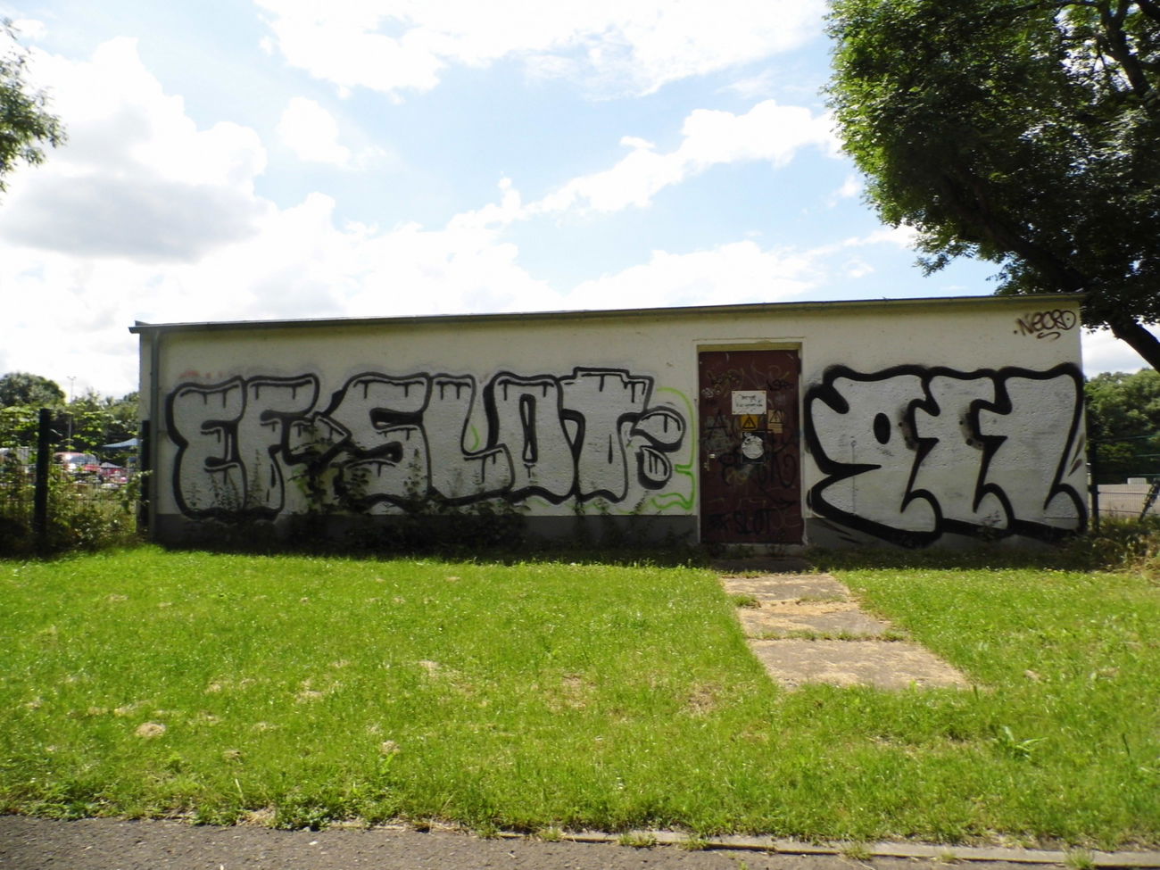 Graffiti Bombing - Photo by staubsauger - EF, Slot, 911