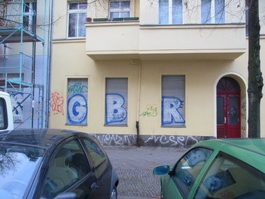 Graffiti Bombing - Photo by staubsauger - GBR, Berlin