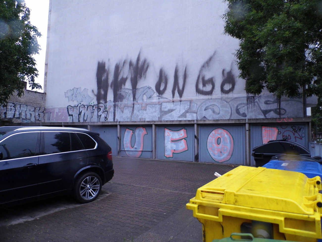 Graffiti Bombing - Photo by staubsauger - UFO, NHZ, TMR