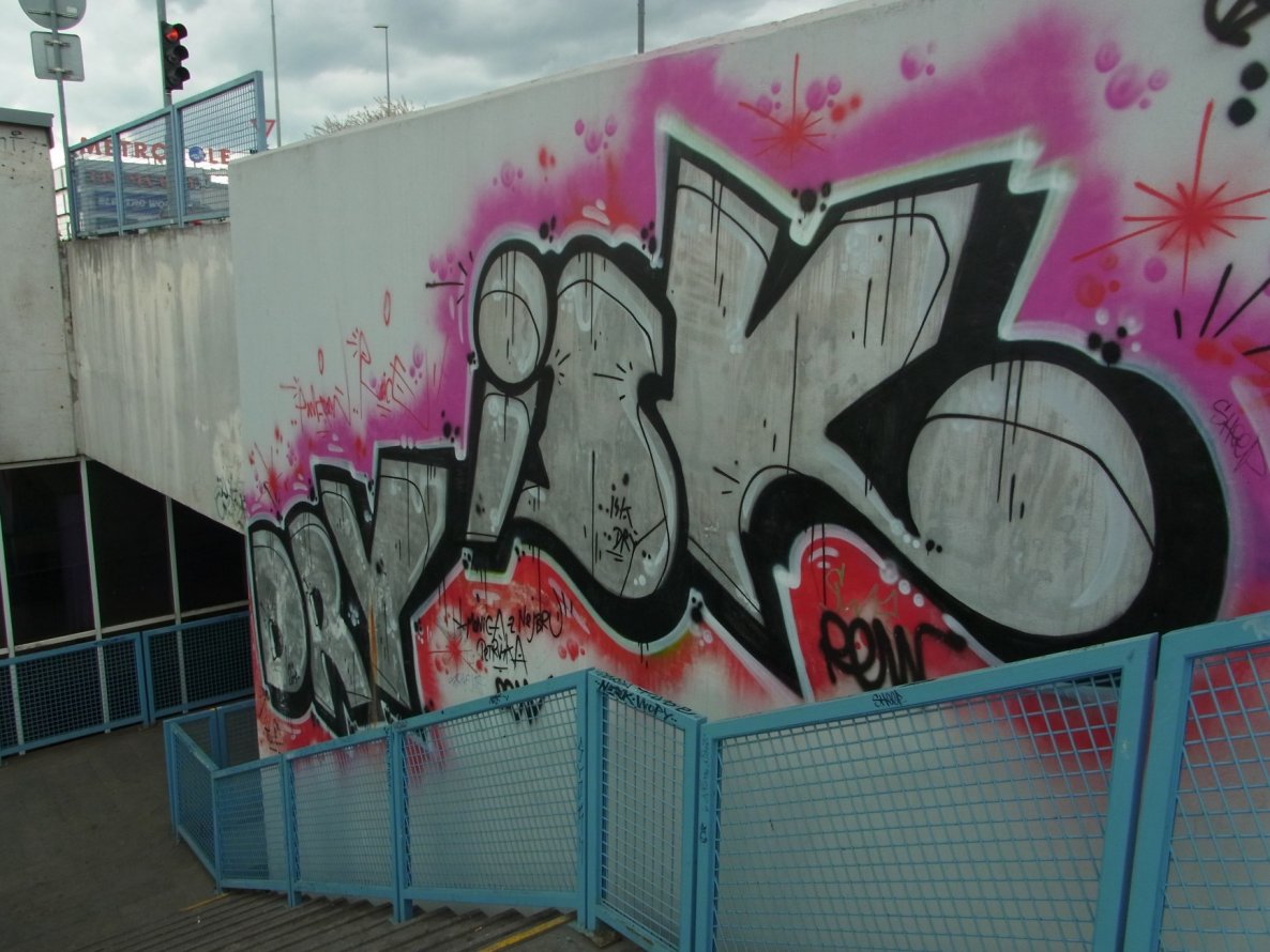 Graffiti Bombing - Photo by staubsauger - DRY, ISK, Prag