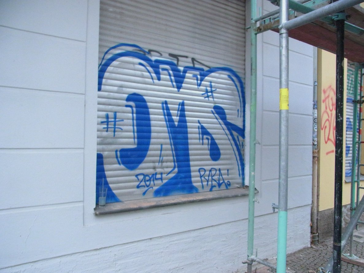 Graffiti Bombing - Photo by staubsauger - QMS, Berlin