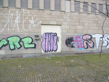 Graffiti Bombing - Photo by staubsauger - More, Düsseldorf