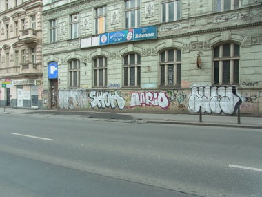 Graffiti Bombing - Photo by staubsauger - Gee, Show, Mario