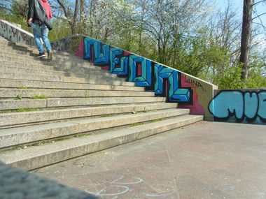 Graffiti Bombing - Photo by staubsauger - Neon, Prag